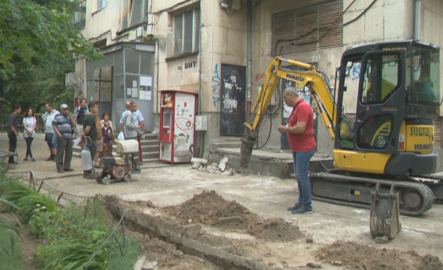 Жители на блок в русенския квартал Цветница протестират срещу строителна