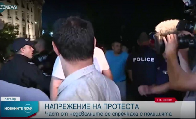 Напрежение между депутати от Възраждане и протестиращи възникна снощи На