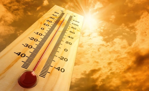 Необичайно високи за сезона температури бяха регистрирани в четвъртък в