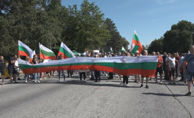 Жителите на Стражица и Полски Тръмбеш блокираха три ключови участъка