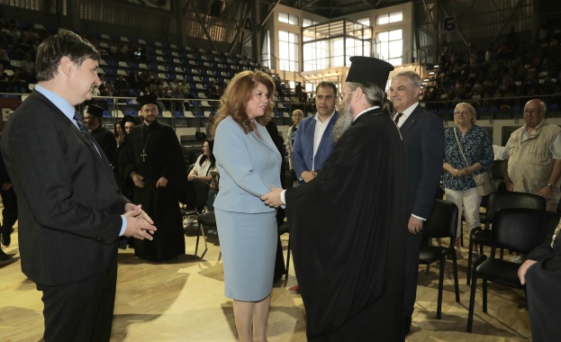 История славянобългарска тази малка книжка с пожълтели страници сложи