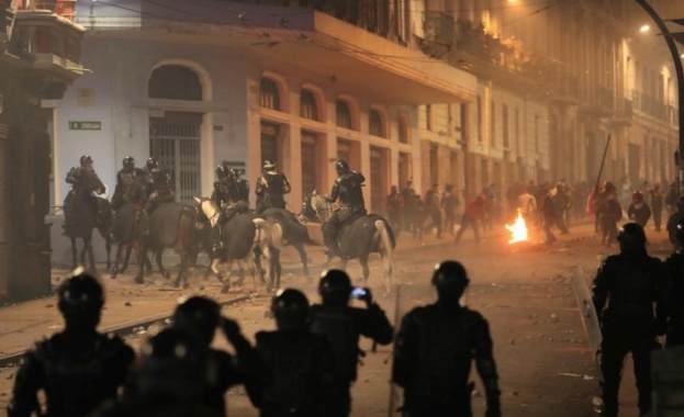 Еквадорският президент Гилермо Ласо обяви вчера извънредно положение в три