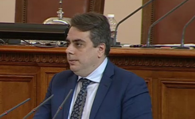 Асен Василев към опозицията: Вашата философия е "да го духат бедните"