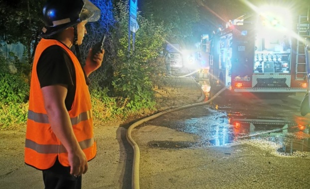 Голям пожар избухна в индустриалната зона на Пловдив тази вечер Сигналът