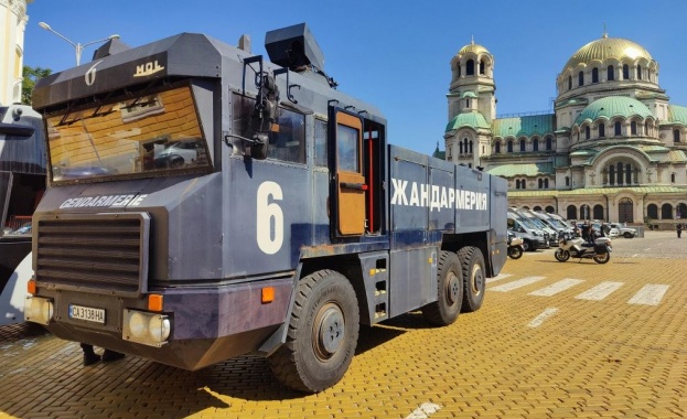 Униформени от цялата страна охраняват широк периметър около сградата на