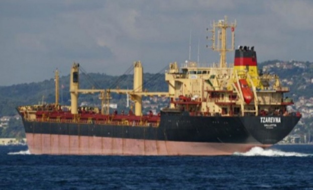 Корабът "Царевна" се готви да напусне пристанището в Мариупол