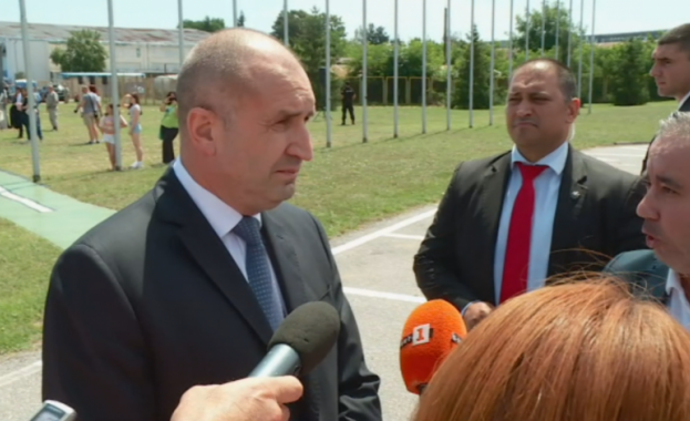 Президентът Румен Радев е на посещение в Граф Игнатиево, където