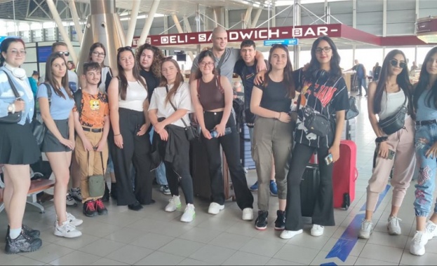 Пловдивската група ученици от Националната търговска гимназия най после кацна в