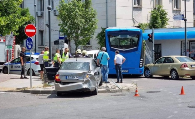 Тежка катастрофа стана на входа на пристанище Бургас Автобус на
