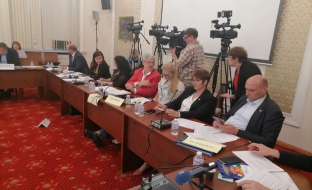 Скандал в бюджетната комисия след като опозицията предложи увеличаване на