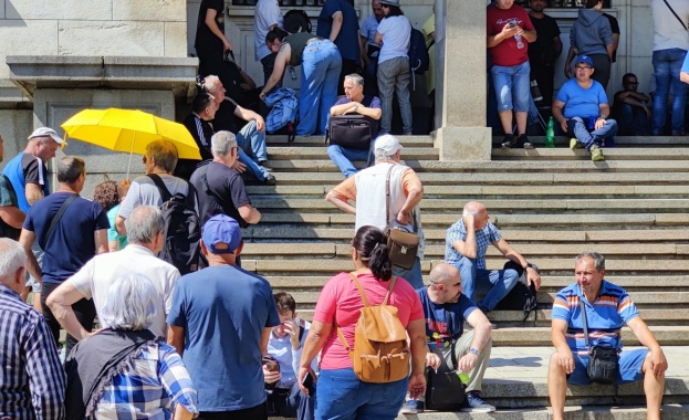 От неделя на обед пред БНБ се появиха маси столове