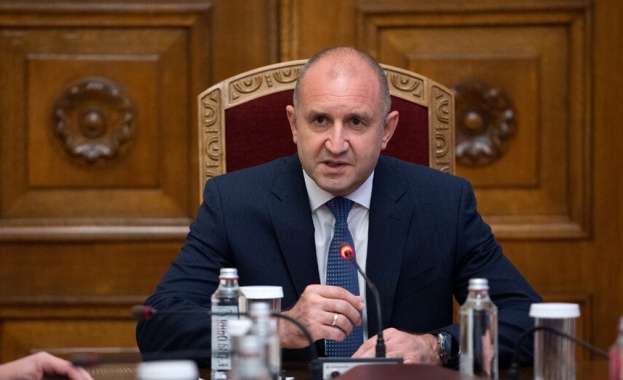 Провеждам консултации с всички парламентарно представени политически сили в търсене