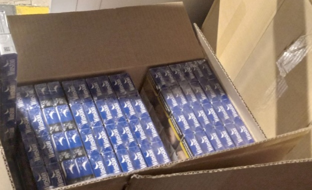 Митническо куче надуши цигари без документи в лек автомобил излизащ