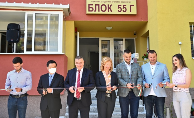 Китайският посланик присъства на официалното откриване на реновирания блок 55 Г на студентските общежития на УНСС Китайският посланик присъства на официалното откриване на реновирания блок 55 Г на студентските общежития на УНСС
