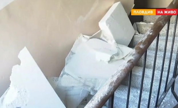 Саниран таван на блок се срути и затрупа стълбище в