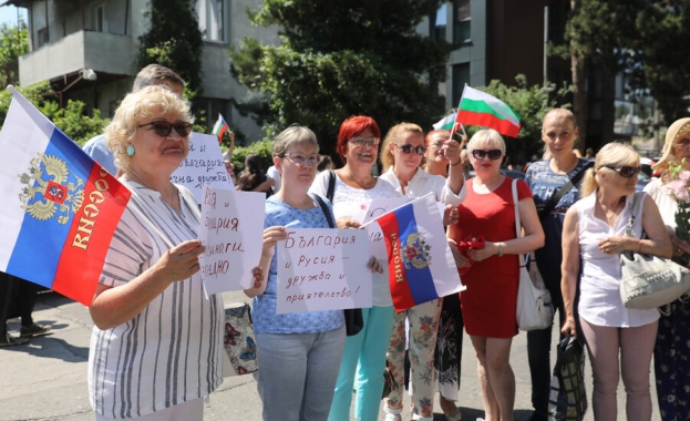 Пред руското посолство се събраха граждани в подкрепа на Русия