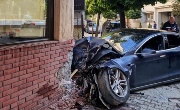 Електромобил Тесла се заби в столично заведение а шофьорът е