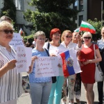 Граждани протестират пред руското посолство в София