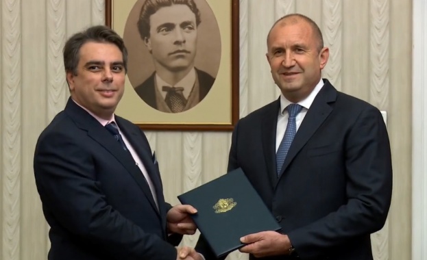 Президентът Румен Радев връчи мандата на Асен Василев когото представителите
