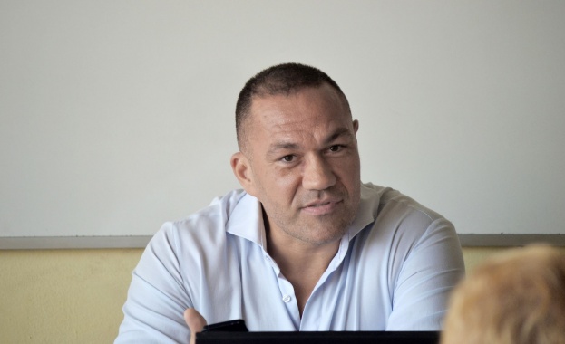 Кубрат Пулев завърши магистратура „Политика и бизнес“ в УНСС