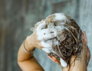 При алергия към шампоан измийте косата с жълтък