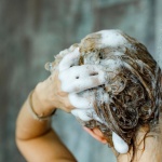 При алергия към шампоан измийте косата с жълтък