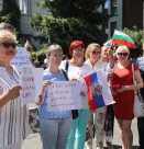 Граждани протестират пред руското посолство в София