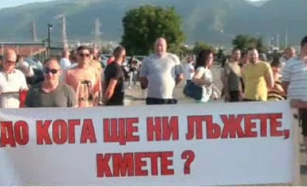 Работодатели и работници от Карлово излязоха на протест заради пагубното