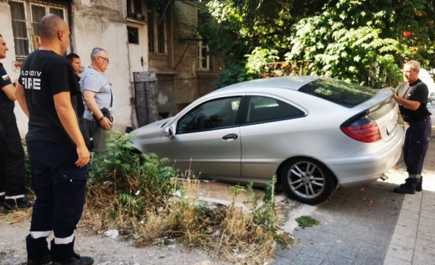 Мъж пропадна с колата си в канал за ремонт на