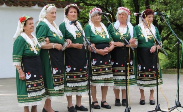 41 състави и индивидуални изпълнители на автентичен фолклор от област