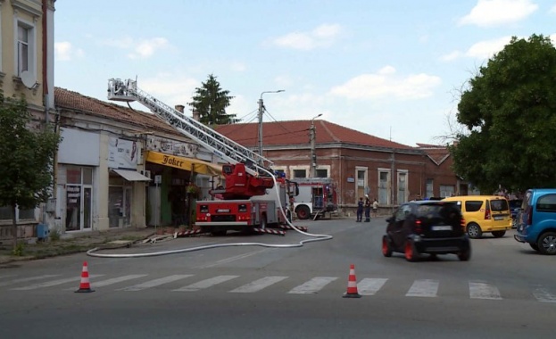 Пожар обхвана покриви на три сгради които се намират близо