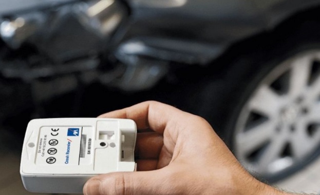 Производителите на автомобили ще трябва да поставят черна кутия във