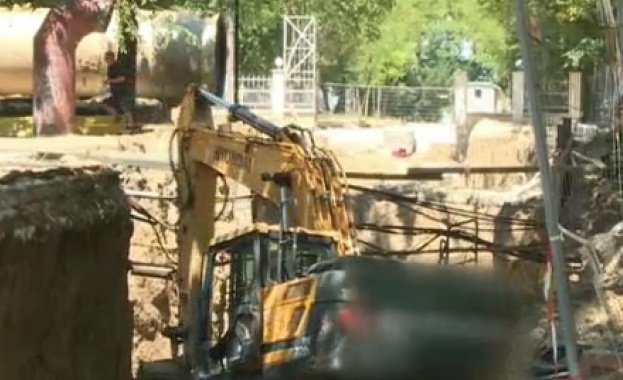 Кратери разкопани улици разбити коли прах и шум това