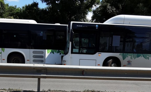 Два автобуса на градския транспорт се удариха в София Инцидентът