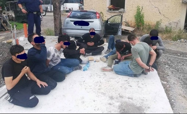След гонка с полицията задържаха 10 мигранти и трафикант край село Средец
