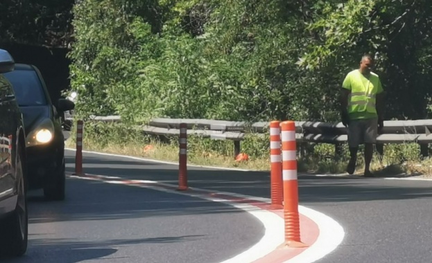 Започна монтирането на гъвкави колчета по осевата линия на главен