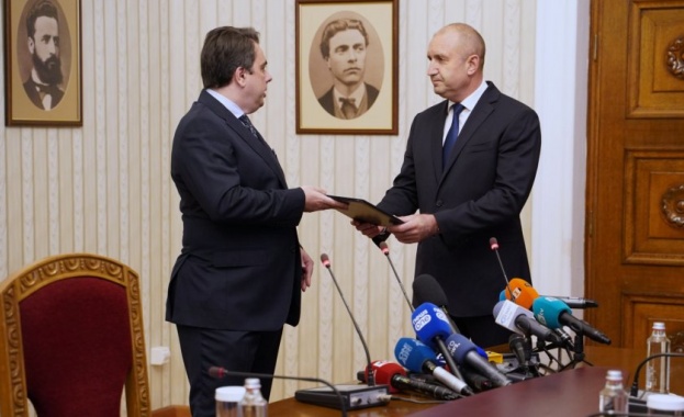 Кандидатът за премиер на Продължаваме Промяната Асен Василев се срещна