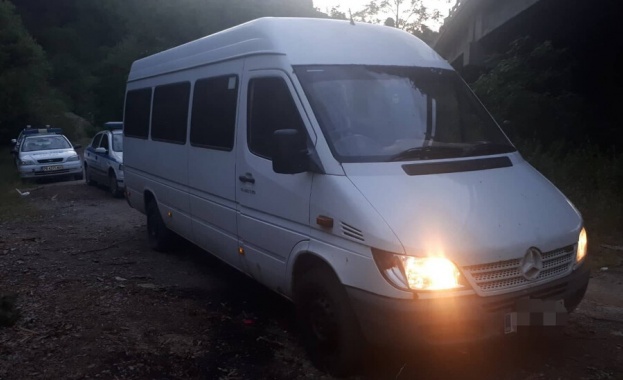 Шофьор на микробус с ямболска регистрация превозвал нелегални мигранти е