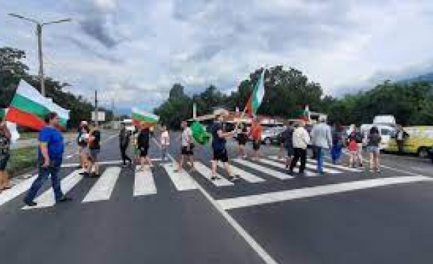 Протестиращи срещу поскъпването на горивата блокираха отново за 15 минути
