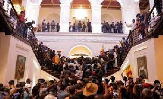 Островът се тресе Хиляди протестиращи щурмуваха резиденцията на президента на