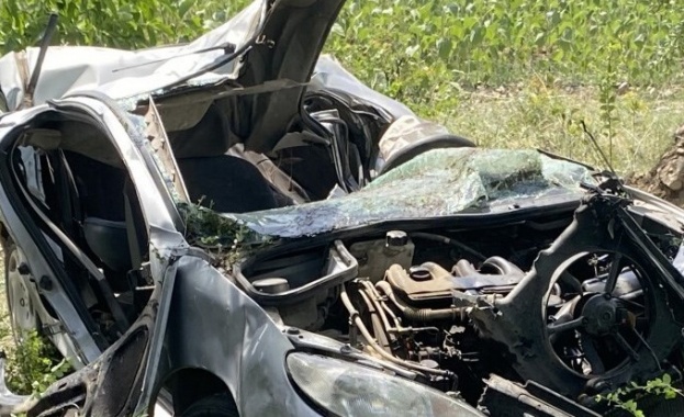 Двама мъже са загинали при катастрофа на Подбалканския път в