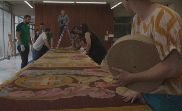 Реставрират ценен килим след пожара в Нотр Дам