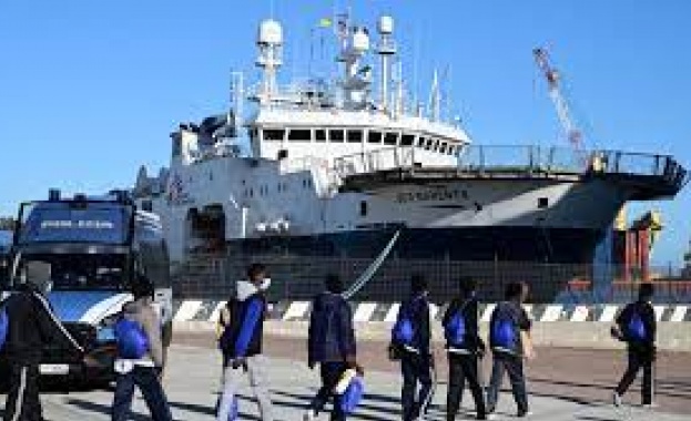 Италианският боен флот започна вчера да премества първите 600 мигранти