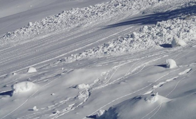 Лавина падна по склоновете на планината Тяншан в Киргизстан По