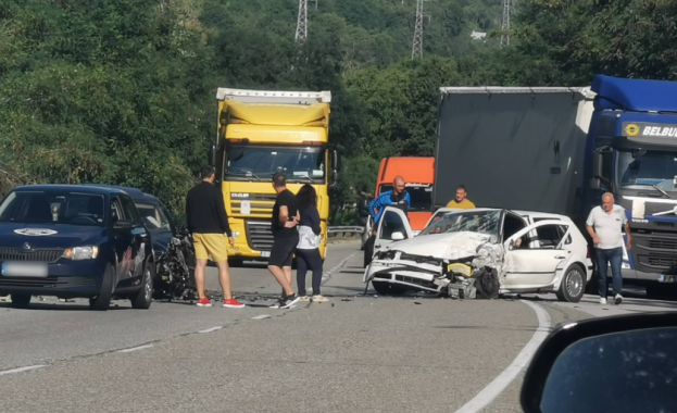 Катастрофа между два леки автомобила на прохода Предел Инцидентът е станал