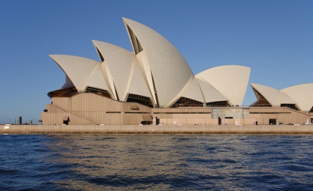 Операта в Сидни беше осветена в цветовете на японското знаме