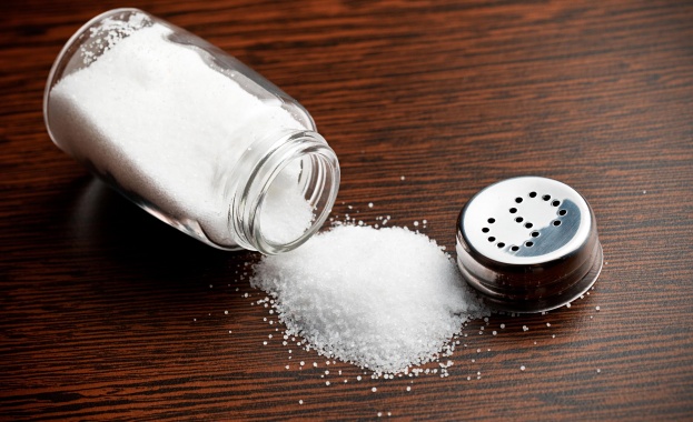 Учени от САЩ доказаха, че хората, които слагат допълнително сол