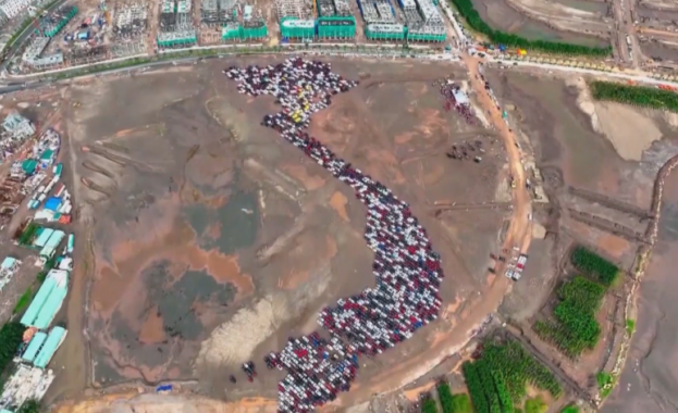 1850 автомобила се подредиха във формата на картата на Виетнам За