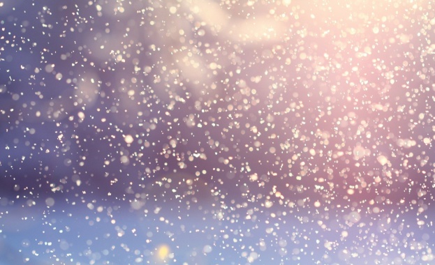 Снежни бури блокираха стотици камиони и леки автомобили по пътя