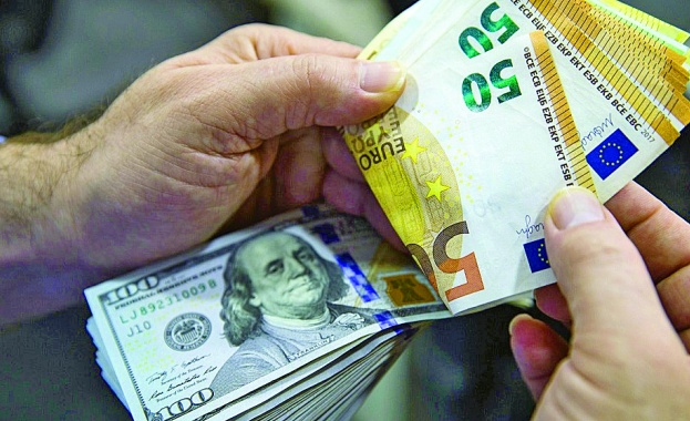 Курсът на еврото продължи да спада и тази сутрин се